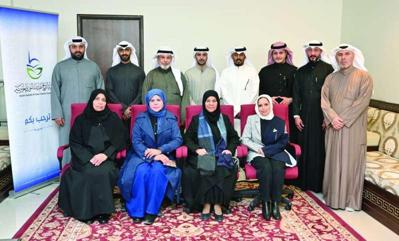 مسؤولو الجمعية والمتطوعون في لقطة جماعية       (تصوير أسعد عبدالله)