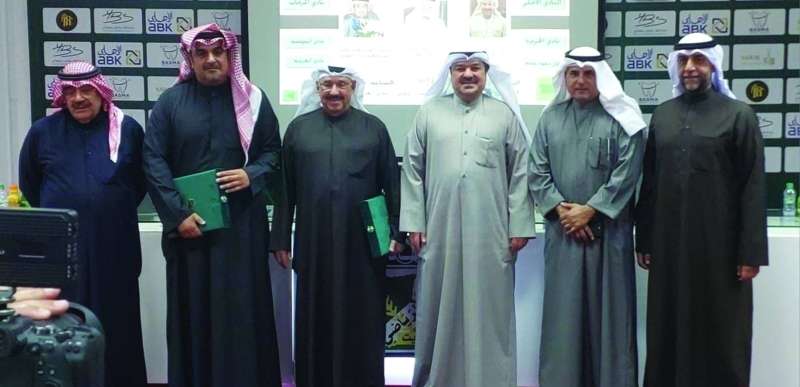 المحاضران مع إدارة النادي العربي 