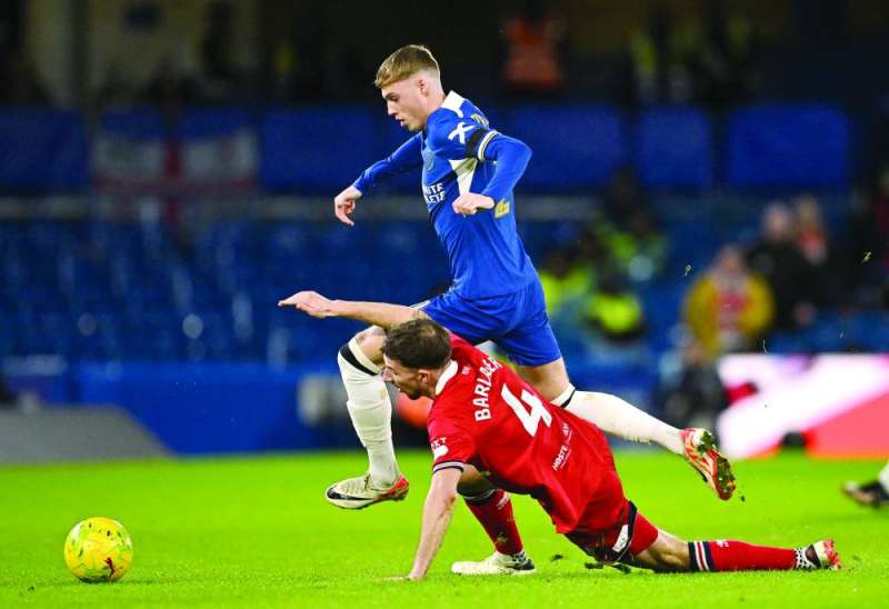 كول بالمر متجاوزاً مدافع ميدلزبره دانيال بارليزر (رويترز)