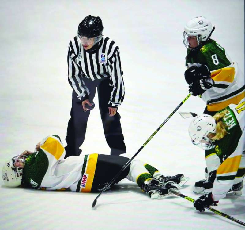 الهندال خلال قيادتها إحدى مباريات كأس العالم لهوكي الجليد (كونا)