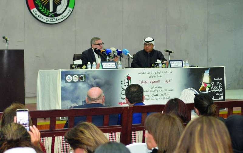 أبوستة ومشاري الحمود خلال الندوة		 (تصوير سعود سالم) 