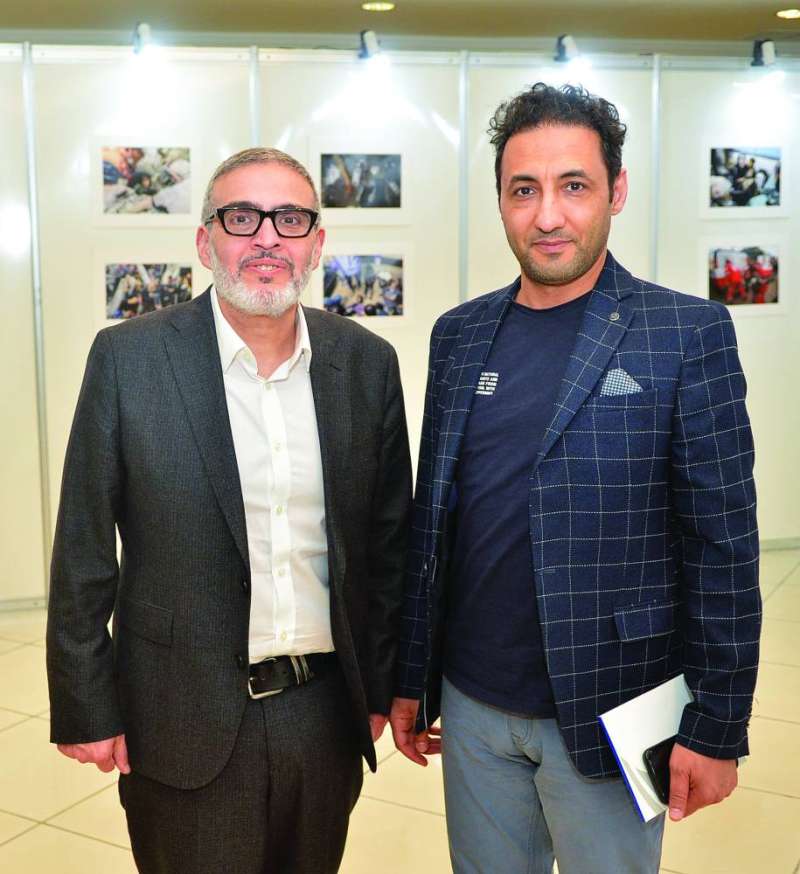 غسان أبوستة مع الزميل أحمد زكريا    (تصوير سعود سالم)