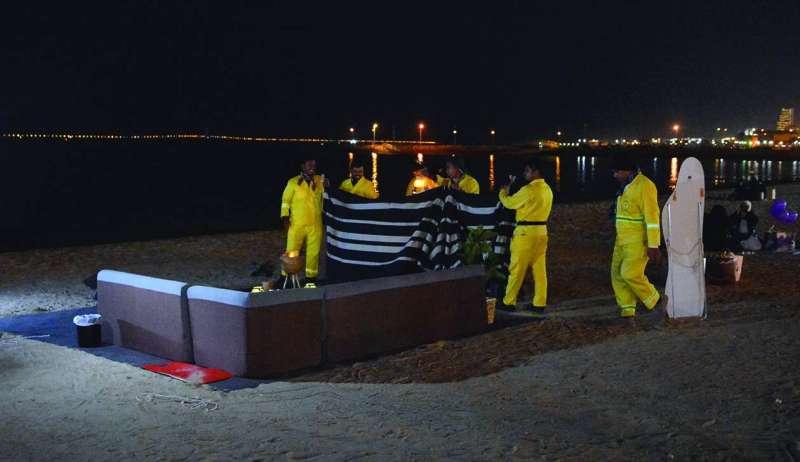 


إزالة إحدى الجلسات على شاطئ الوطية	 (تصوير سعود سالم) 