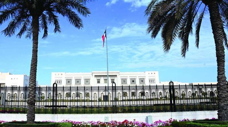 رفع العلم على قصر السيف (تصوير نايف العقلة) 