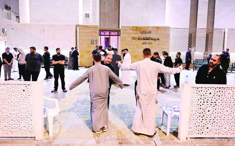 


إجراءات أمنية أمام حسينية سيد الشهداء	(تصوير أسعد عبدالله) 