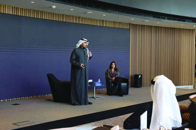 العثمان متحدّثاً للشباب