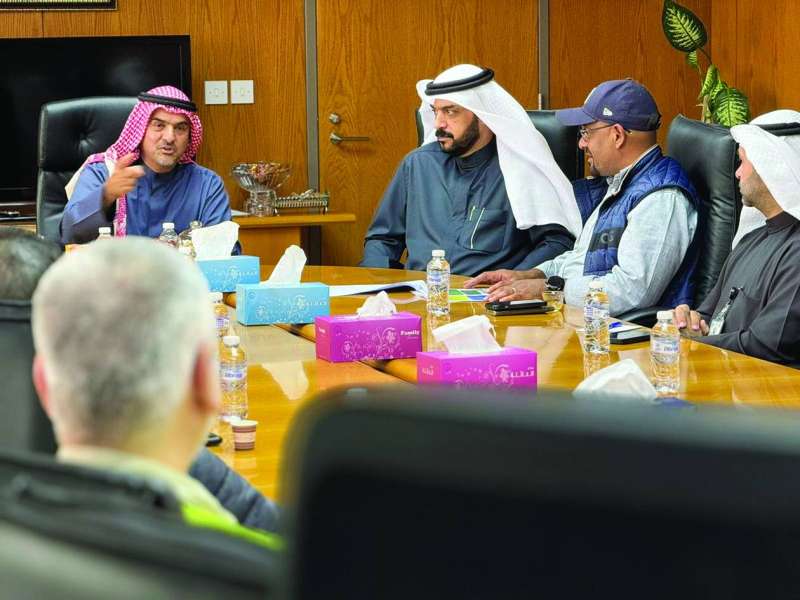 


الحجرف مجتمعاً بمسؤولي محطة الشعيبة 