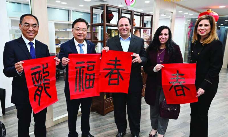 


السفير الصيني وديبلوماسيون يعرضون رسومات العام الجديد (تصوير أسعد عبدالله) 