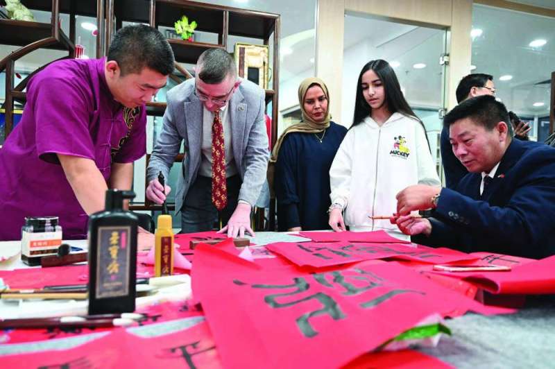 أعضاء من المركز الثقافي الصيني خلال تفاعلهم مع الأطفال المشاركين في الاحتفالية