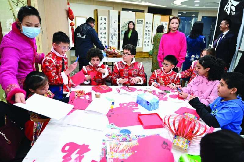 أطفال كويتيون وصينيون خلال فعالية الاحتفال بالسنة الصينية (تصوير أسعد عبدالله)