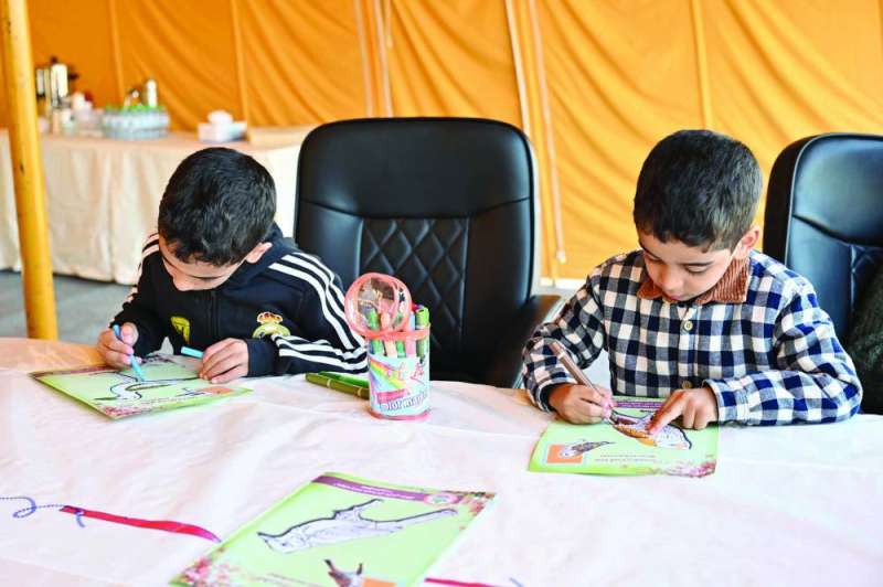 طفلان يرسمان