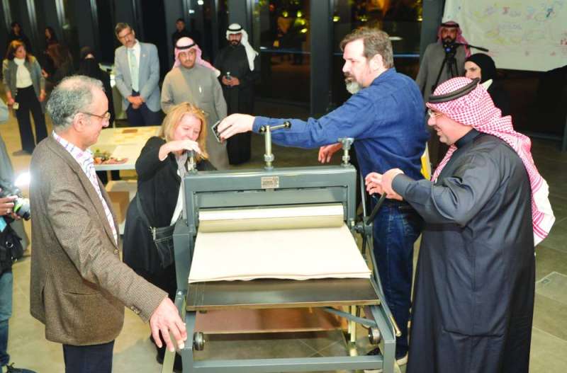 


الجسار والزامل يطلعان على ماكينة الطباعة 