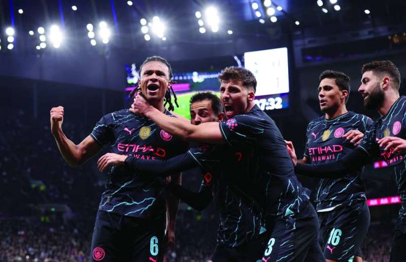 


نايثن آكي محتفلاً بهدفه مع لاعبي مانشستر سيتي	 (رويترز) 