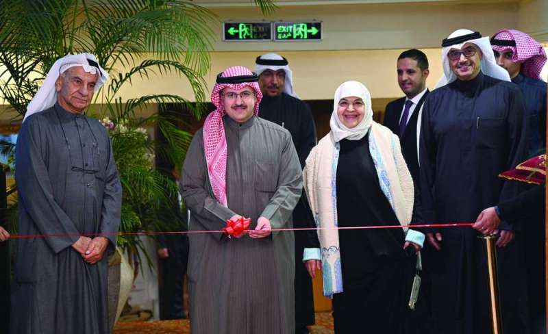 وزير الشؤون مفتتحاً السوق بحضور نسيبة المطوع ومحمد المطير ورئيس تحرير الزميلة «القبس» وليد النصف 	(تصوير نايف العقلة) 