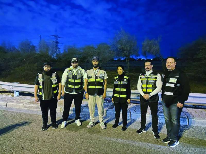 المشعان مع عدد من المسؤولين خلال الجولة الليلية 