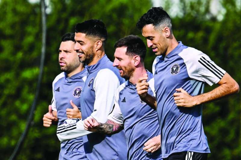 


بوسكيتس وميسي وسواريز وألبا خلال التدريب 