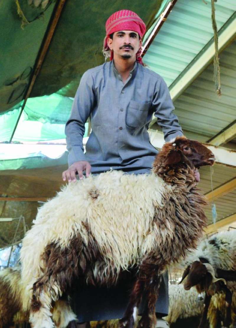 


بائع يرفع «رخلة» لم يعد لها زبائن بعد قرار وزارة التجارة 