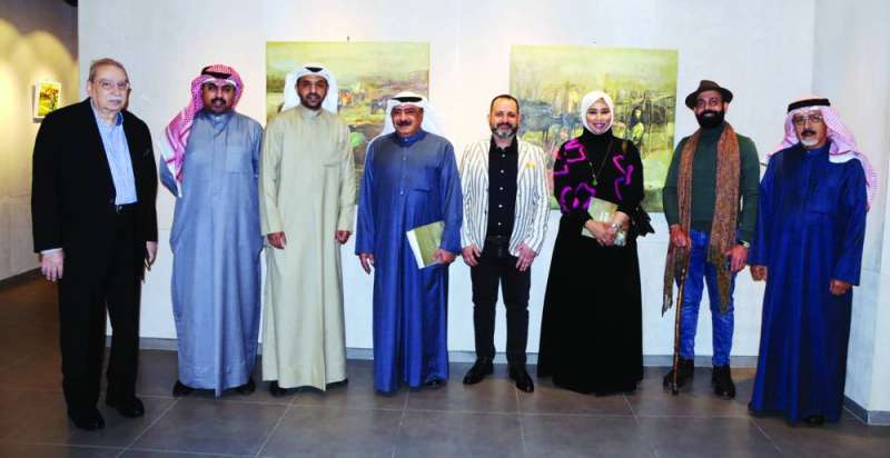 عامر بدر مُتوسّطاً عدداً من المُهتمين بالفن التشكيلي