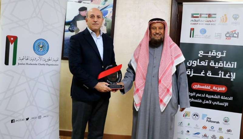 ‏رئيس الجمعية الكويتية للإغاثة مع أمين عام الهيئة الخيرية الهاشمية الأردنية ‏عقب التوقيع على الاتفاقية
