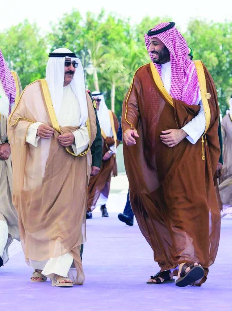 سمو الأمير خلال إحدى زياراته إلى المملكة وفي استقباله ولي العهد السعودي 