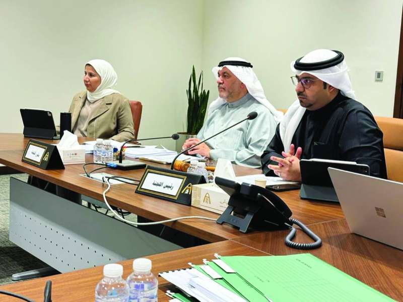 فهد العبدالجادر وحسن كمال وعلياء الفارسي خلال الاجتماع