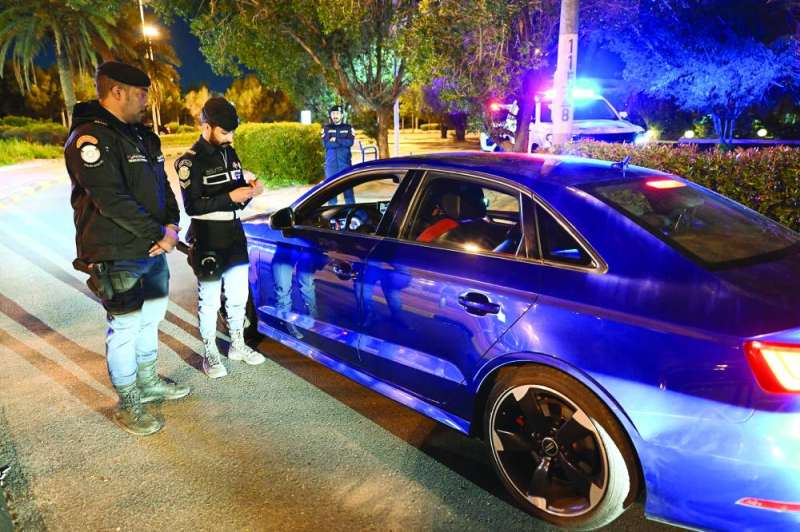 تدقيق على بيانات قائد إحدى السيارات