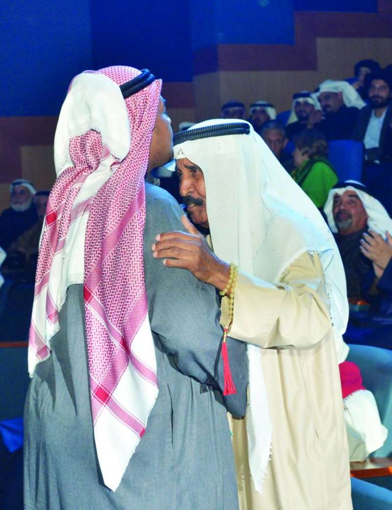 الحملي... وقبلة على رأس «العيدروسي» 