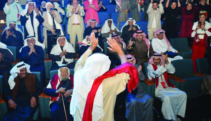 


العيدروسي يردّ التحية للجمهور 