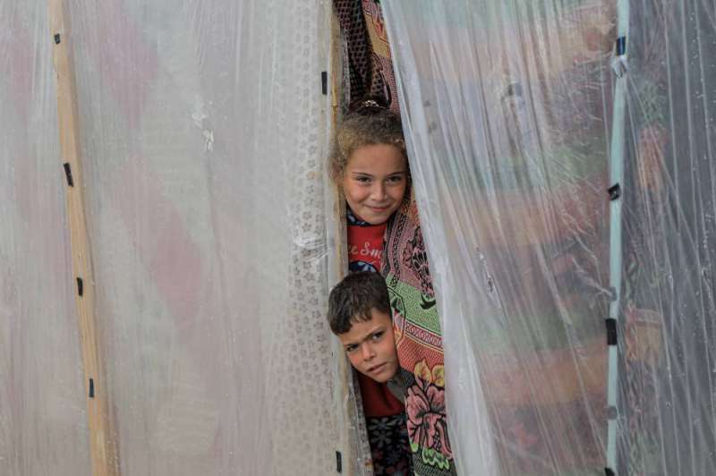 طفلان فلسطينيان في مخيم للاجئين في رفح          (شينخوا)