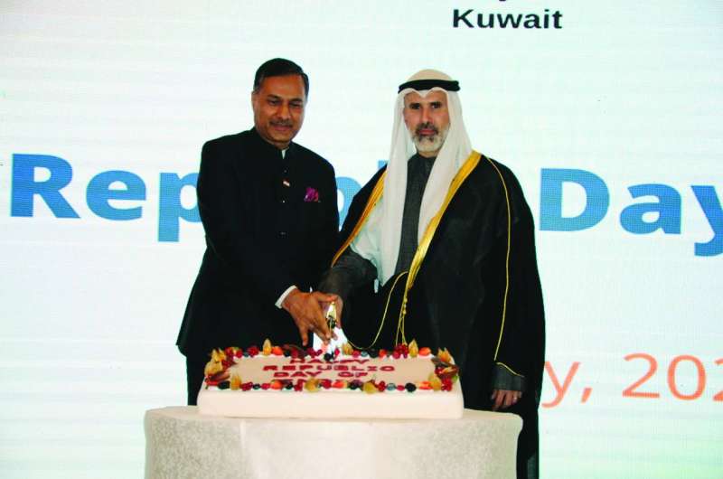 


الشيخ جراح الجابر يشارك السفير الهندي قطع قالب الحلوى بالمناسبة 