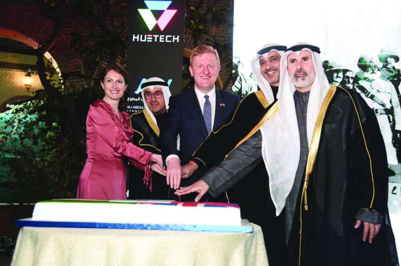 


العبدالله مشاركاً داودن وجراح الجابر والسفيرة لويس قطع قالب حلوى الاحتفال 