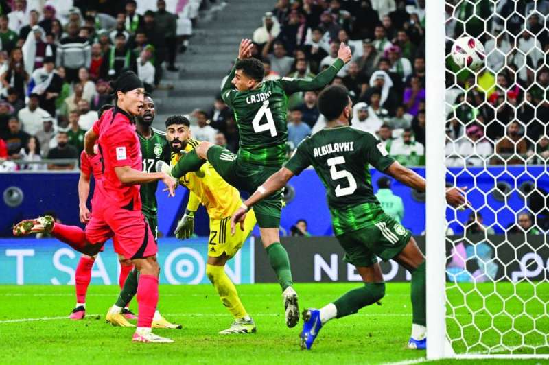 


المهاجم الكوري تشو غوي سونغ يسجل هدف التعادل لفريقه	(أ ف ب) 