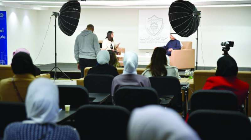 المطيري متحدثاً في الورشة