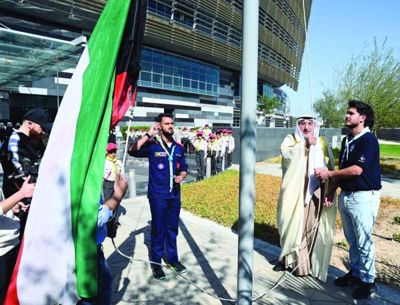 


الوزير يشارك في رفع العلم 