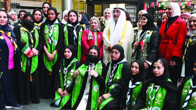 صورة تذكارية للوزير مع موظفات في الوزارة