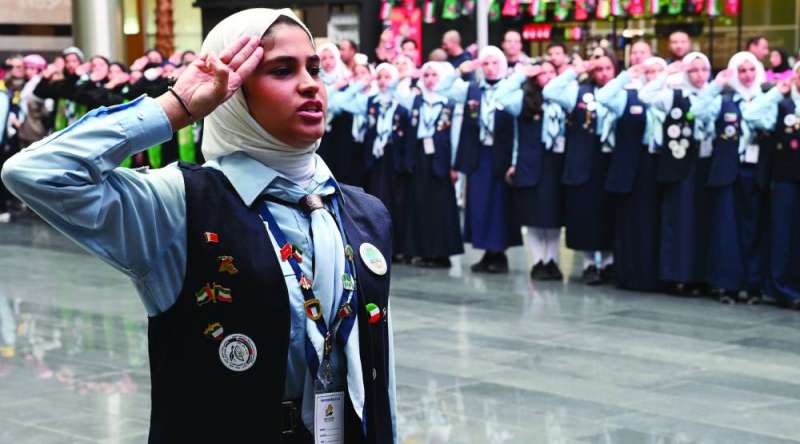 تحية للعلم من المرشدات 			 	
(تصوير نايف العقلة)