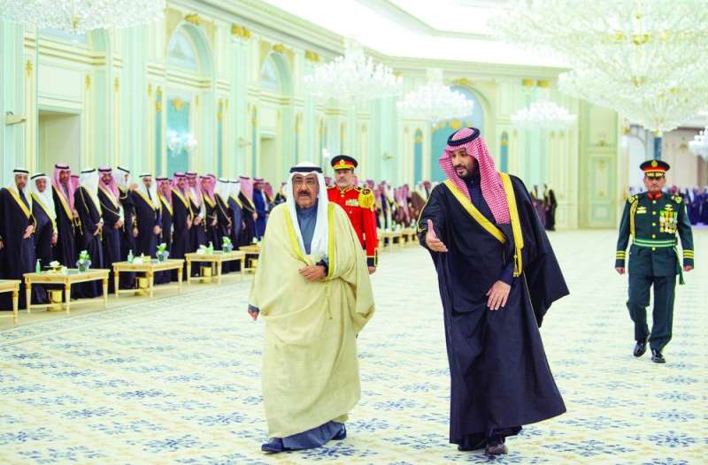 سمو الأمير وفي استقباله ولي العهد السعودي قُبيل المحادثات الرسمية