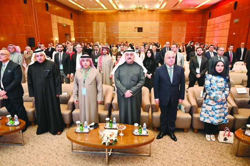 مقدم الحضور خلال عزف السلام الوطني في افتتاح المؤتمر