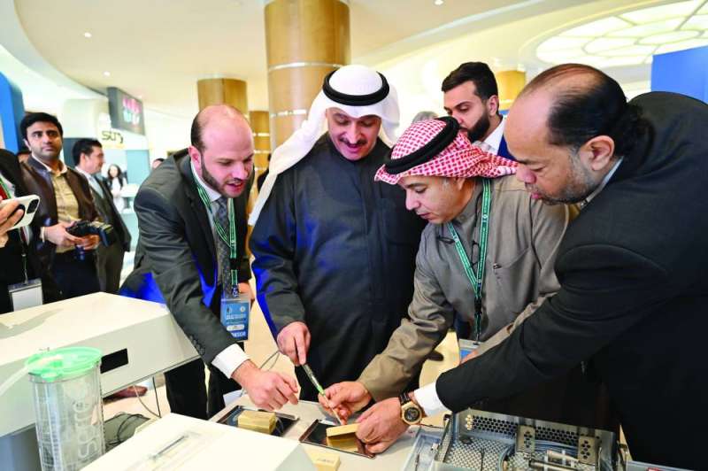 


 العوضي في جولة على المعرض المصاحب للمؤتمر 