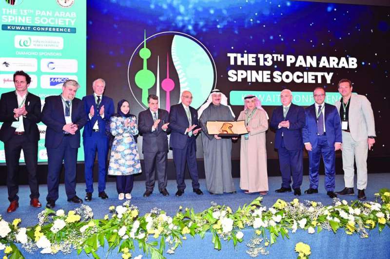 


العوضي والعبيد وعدد من الأطباء المشاركين في المؤتمر	 (تصوير أسعد عبدالله) 