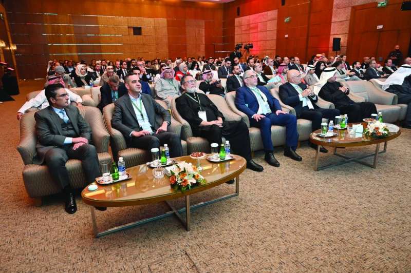 


عدد من الأطباء والحضور خلال المؤتمر 