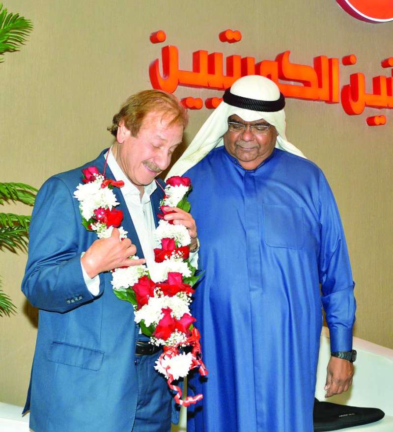 


أنور عبدالله مكرّماً محمد المنصور 