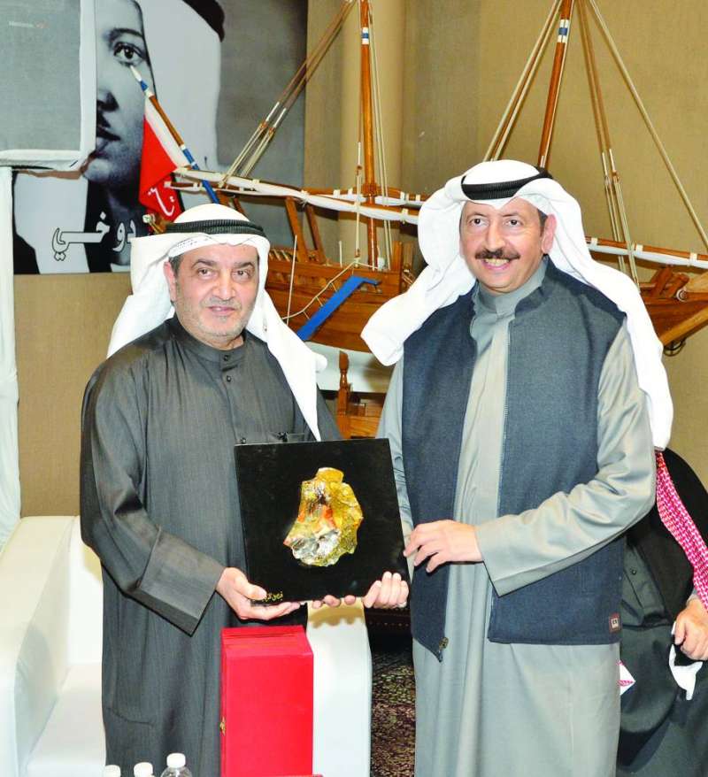 


فيصل الخديدي مُسلماً التكريم لمنقذ السريّع 