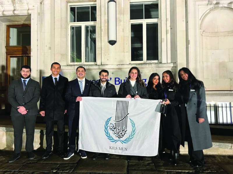 


فادية الرفاعي تحتفل بفوزها مع زملائها الطلبة 