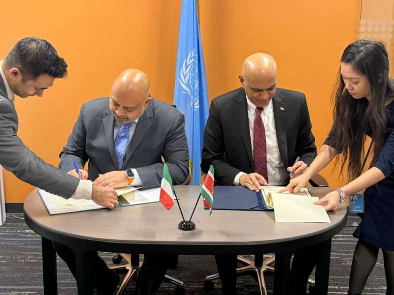 مندوب الكويت الدائم لدى الأمم المتحدة السفير طارق البناي أثناء توقيع البيان