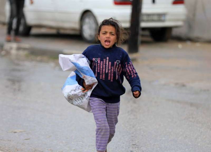 فتاة فلسطينية في أحد مخيمات النزوح 