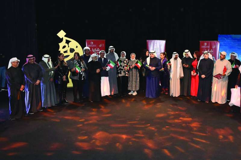 المكرمون في لقطة جماعية مع قيادات «مجلس الثقافة» ورئيس المهرجان