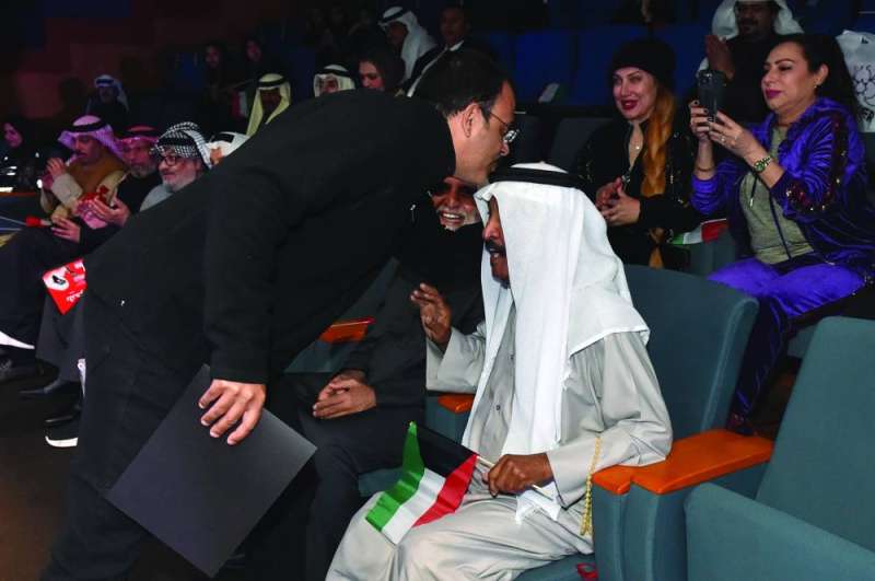 


خالد محمد جابر... وقبلة على رأس والده «العيدروسي» 