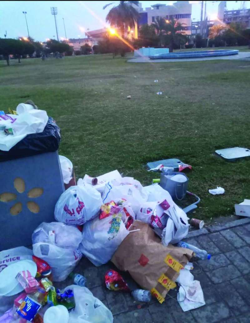 


نفايات ملقاة في الحديقة 