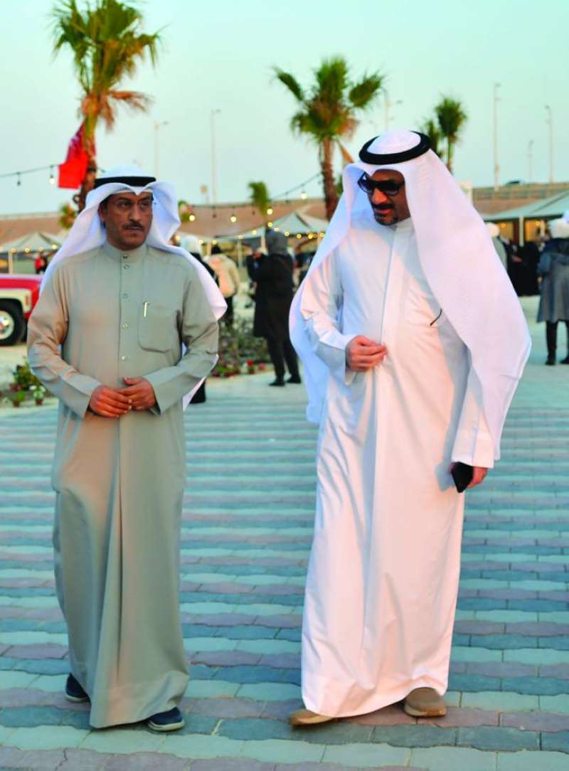 الوكيل ساري والزميل الفرحان خلال جولة في «المكشات»